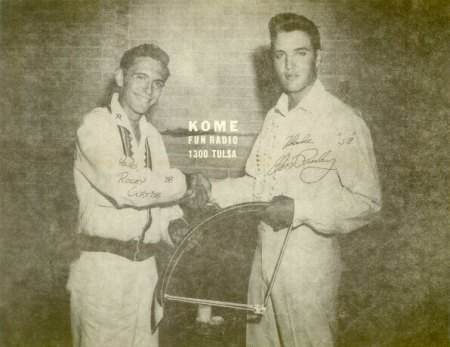Curtiss,Rocky01mit Elvis 1958 bei KOME in Tulsa.jpg