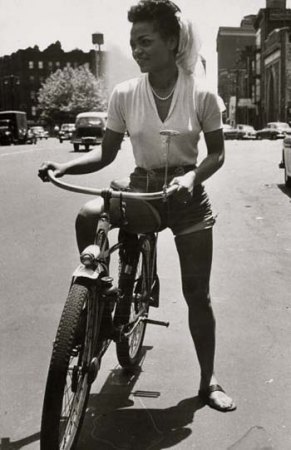 Kitt,Eartha03mit Bike.jpg